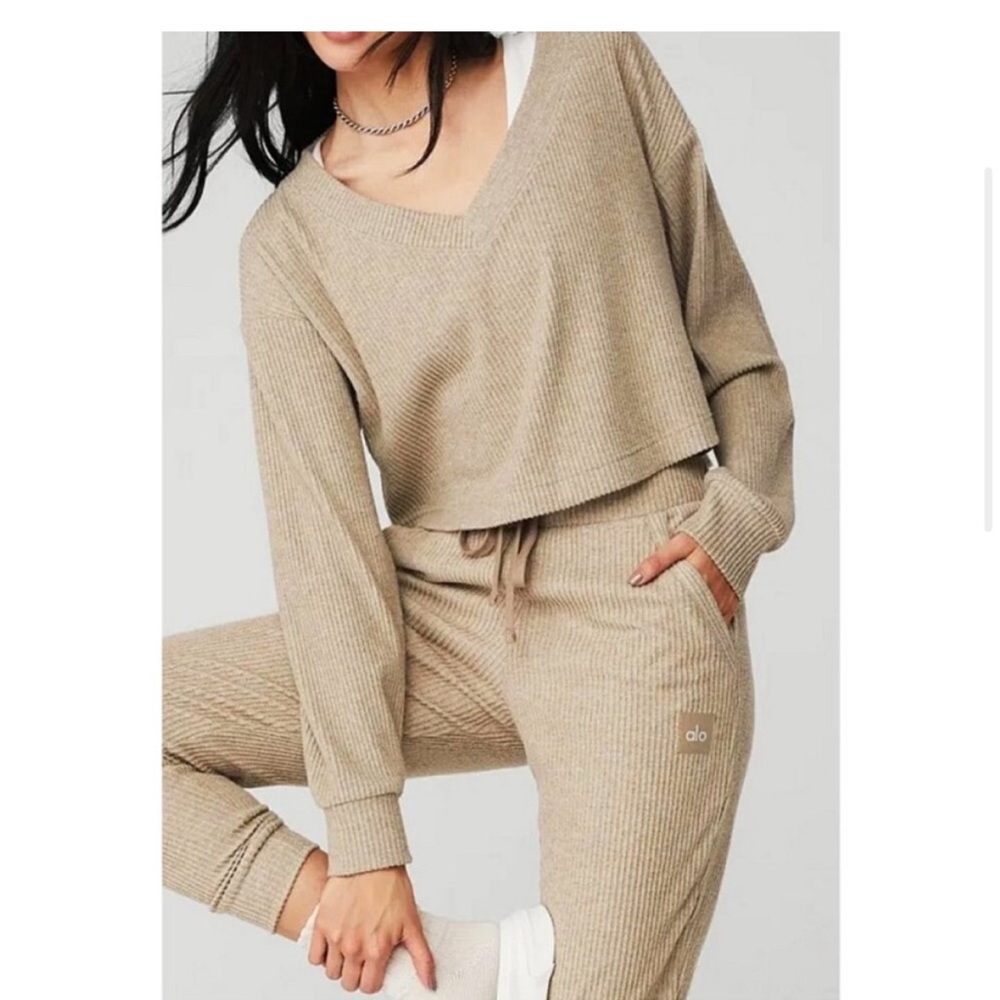 ALO Muse V-neck Pullover